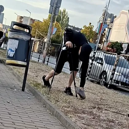 Човек с патерици изчисти след кучето ти. Ти защо не можеш? ВИДЕО