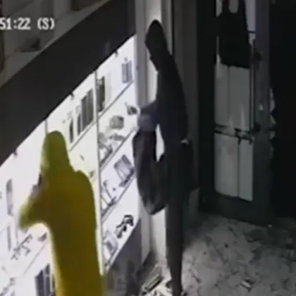Мъже разбиха магазин и откраднаха телефони за 30 хил. евро в Русе ВИДЕО