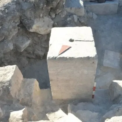 Пет кости решавали съдбата: Откриха камък с 56 древни предсказания