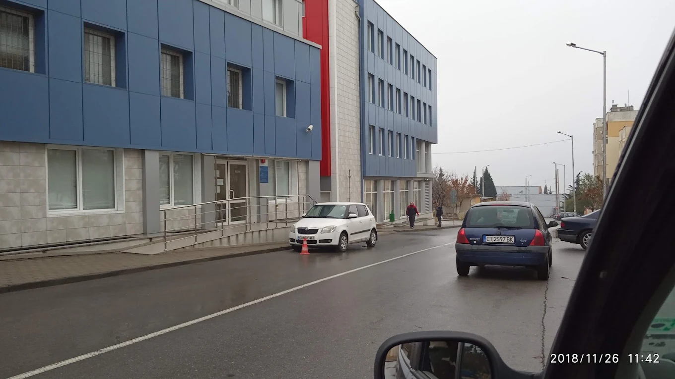 Куриерски микробус с брутално нарушение пред РПУ в Стара Загора
