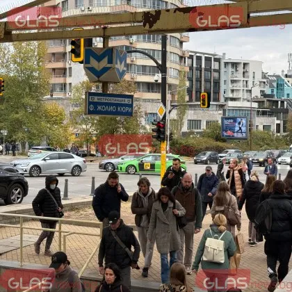 Засилено полицейско присъствие на метростанцията в София, където откриха погубен човек СНИМКИ