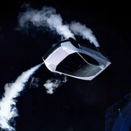 Мъск показа летяща Tesla, която прави салта във въздуха ВИДЕО