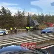Камион излетя в канавката на АМ Тракия, образува се задръстване СНИМКИ