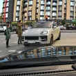 Шофьорка с Porsche едва не помете двама пешеходци на зебра в София ВИДЕО