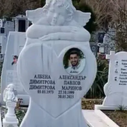 "Има ли по-голям ужас?": Майка на загинал мотоциклетист изписа и своето име на паметника му