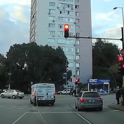 Кола и микробус профучаха на червено, размина им се на косъм ВИДЕО