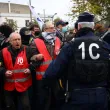 Десетки хиляди излизат на протести срещу инфлацията и срива в държавата