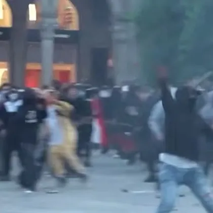 Маскирани протестиращи вилняха в сърцето на Милано ВИДЕО
