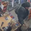 Мъж в черно се "почерпи" с ценна вещ, издирват го ВИДЕО