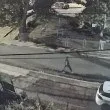 От кола на кола посред нощ: Камера засне мъж да проверява чужди врати в Русе ВИДЕО