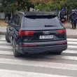 "Ти Q7-ца карал ли си?" Черен джип превзе "зебра" посред бял ден СНИМКИ
