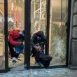 Втори ден погроми в Милано: разграбиха супермаркет, полицията с водни оръдия