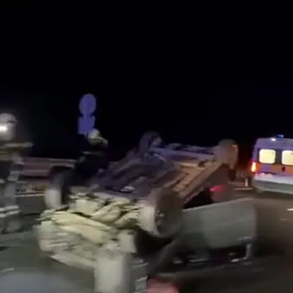 Кола по таван на АМ "Тракия", движението е затруднено