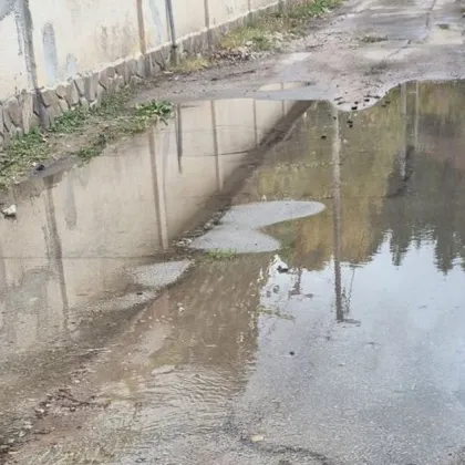 "Нова забележителност" в Перник: Спукана тръба наводнява улица вече месец и половина ВИДЕО