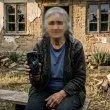 Баба Стоянка има само един прозорец към света. И той се счупи