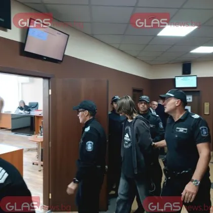14-годишният, обвинен в убийството на майка си, я наръгал 18 пъти, рисувал пентаграм с кръвта й