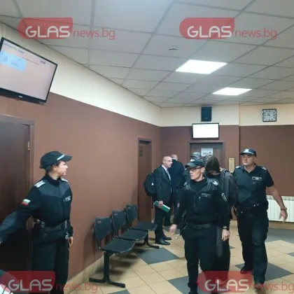 Експертиза ще изяснява мотива на 14-годишното момче, обвинено за убийството на майка си