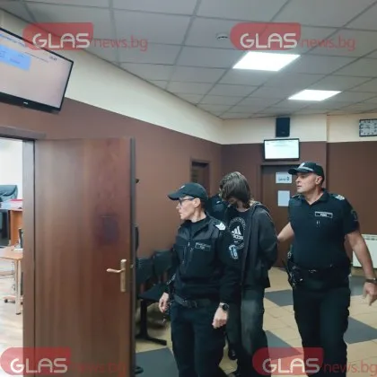Решават дали 14-годишният, обвинен за убийството на майка си, да остане в ареста