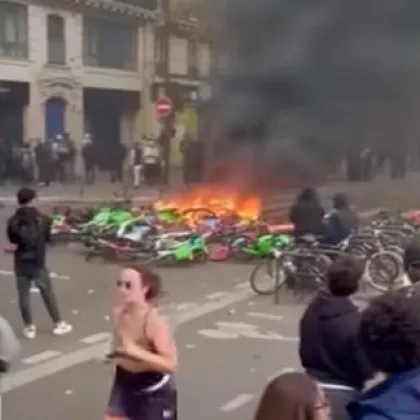 Смела дама реши да побяга по време на протестите в Париж ВИДЕО