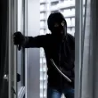Крадци проникнаха през прозорец в жилище в София: Жена търси свидетели