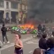 Смела дама реши да побяга по време на протестите в Париж ВИДЕО
