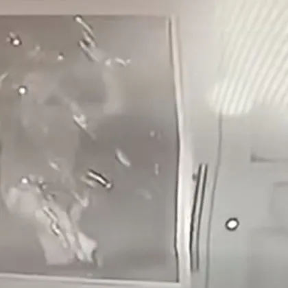 Тийнейджър потроши чисто нова врата в столичния квартал &bdquo;Надежда" ВИДЕО