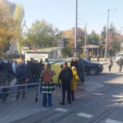 В София: Такси се обърна върху тротоар след удар СНИМКИ