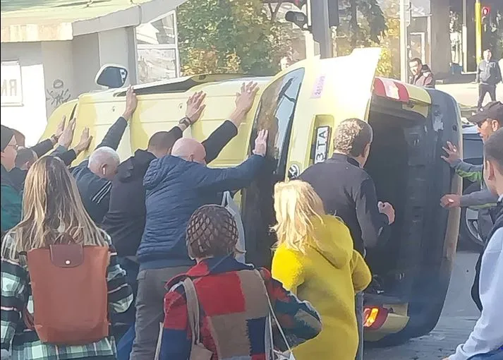 Такси се обърна на тротоар в София, граждани се втурнаха да помагат СНИМКИ