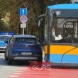 Тролейбус и &bdquo;Рено" се сблъскаха до Софийския университет, полиция е на място СНИМКИ