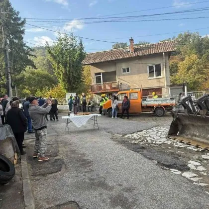 Питка, шампанско и багер: В Храбрино празнуват ремонт, чакан с поколения
