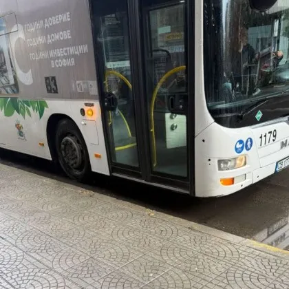 Шофьор на автобус 83 свали пътниците, за да помогне на объркано момче