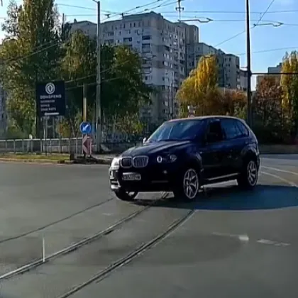 Тъмно BMW премина на червено през натоварено кръстовище в Люлин ВИДЕО