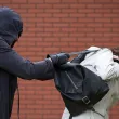 Мъж ограби две жени в парк и намушка едната в корема