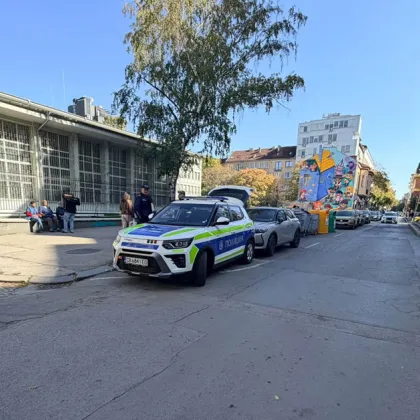 Полицаи паркираха в нарушение, за да правят проверки? Русинова с остър коментар СНИМКИ