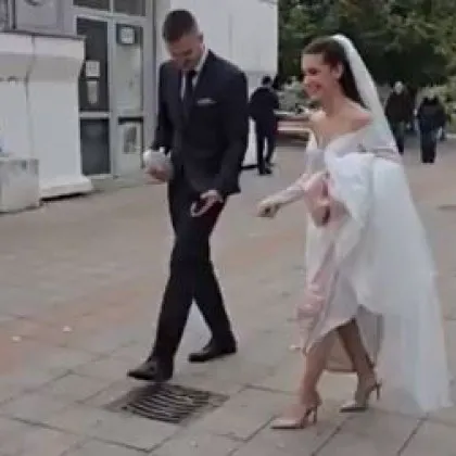 Младоженци отидоха да гласуват направо от сватбата си ВИДЕО