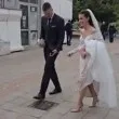 Младоженци отидоха да гласуват направо от сватбата си ВИДЕО