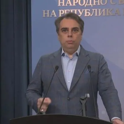 Асен Василев разкритикува Радев: Да не използва МС като партийна централа