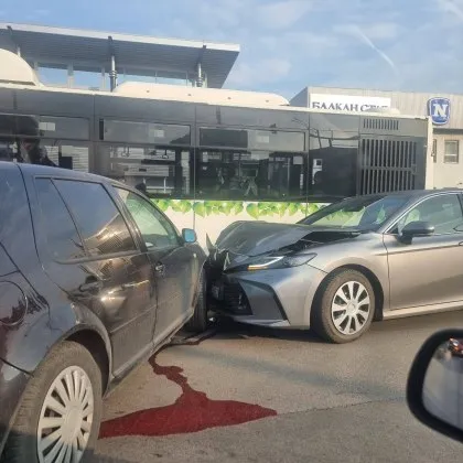Меле в София! Удариха се две коли, движението е затруднено ВИДЕО+СНИМКИ
