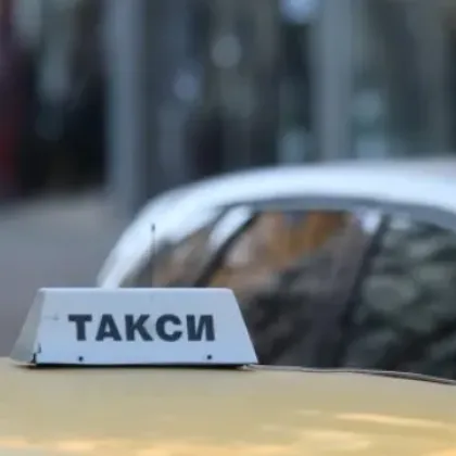 Такси изненада неприятно майка с две деца във Велико Търново