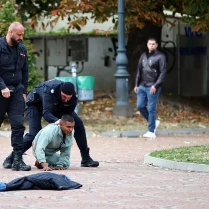 Полиция спря побой над жена в центъра на София, задържаха съпруга й - на 19 години СНИМКИ