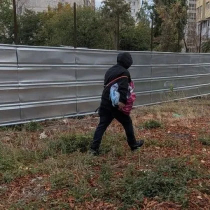 Твърдят, че мъж в черно е посегнал на момиче край метростанция