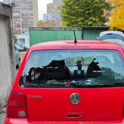 Жестоко наказание! Помляха коли, паркирани край блок в София СНИМКИ