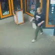Агресивна вилнее с нож! Замери майка и дъщеря със саксия, хвърли компютър по човек ВИДЕО