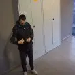 Съмнителен мъж "дебна" пред вход, посегна и на камерата ВИДЕО