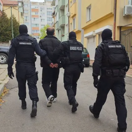 19 задържани при мащабна акция на Гранична полиция: Ударена схема за трафик на мигранти през тайници в камиони