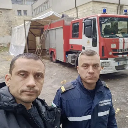 Спасяват животи, но нямат гараж! Пожарна във Варна посреща зимата под брезент