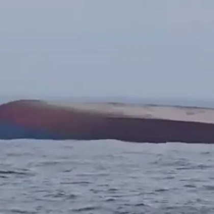 Преобърнатият кораб Хорив навлезе в морската зона на България