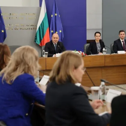 Радев: Цените на тока за бита и парното няма да бъдат повишавани