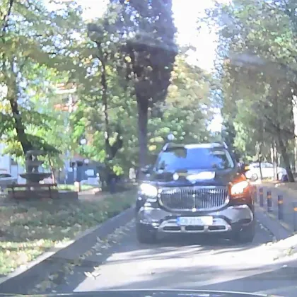 "Става ни неудобно": Водач на "Майбах" се изпречи на еднопосочен път ВИДЕО