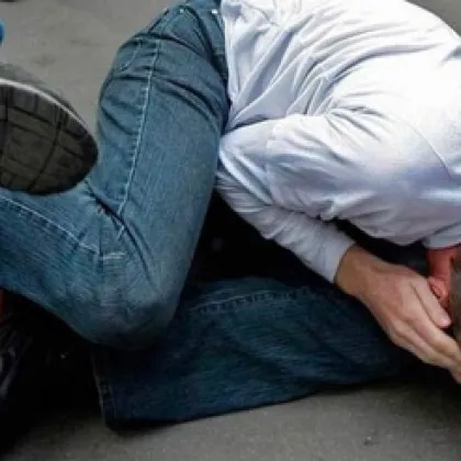 Трима непълнолетни пребиха и ограбиха мъж и момче във Велинград
